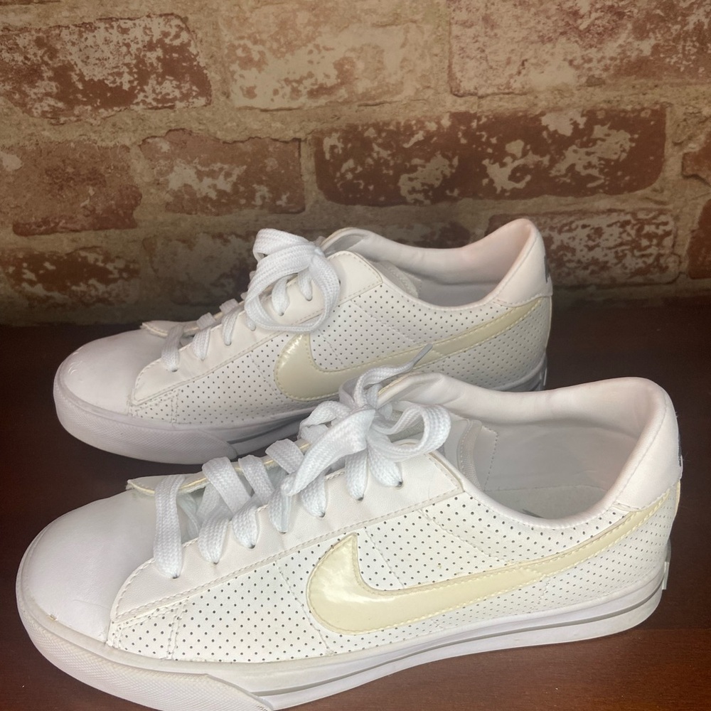 Nike Women’s Sweet Low Classic Sneaker 354496-111